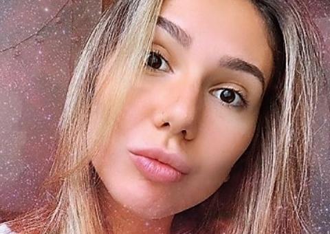 Curtindo piscina, Carol Portaluppi exibe corpão em biquíni provocante