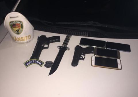 Grupo é flagrado com armas falsas e faca ao cair em blitz da Lei Seca em Manaus