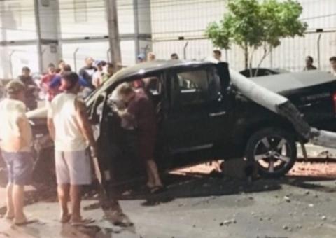 Poste vai parar no meio de avenida após ser arrancado por carro desgovernado em Manaus