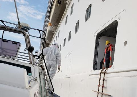 Atracado no porto, navio tem 35 casos suspeitos de coronavírus tem 757 pessoas a bordo