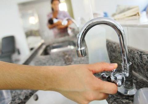 Vivendo em quarentena e no calor extremo, moradores sofrem com falta de água em Manaus