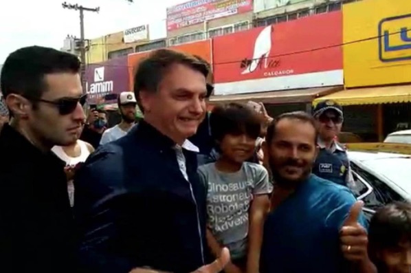 Bolsonaro vai às ruas e causa aglomeração após ministro da saúde defender isolamento social