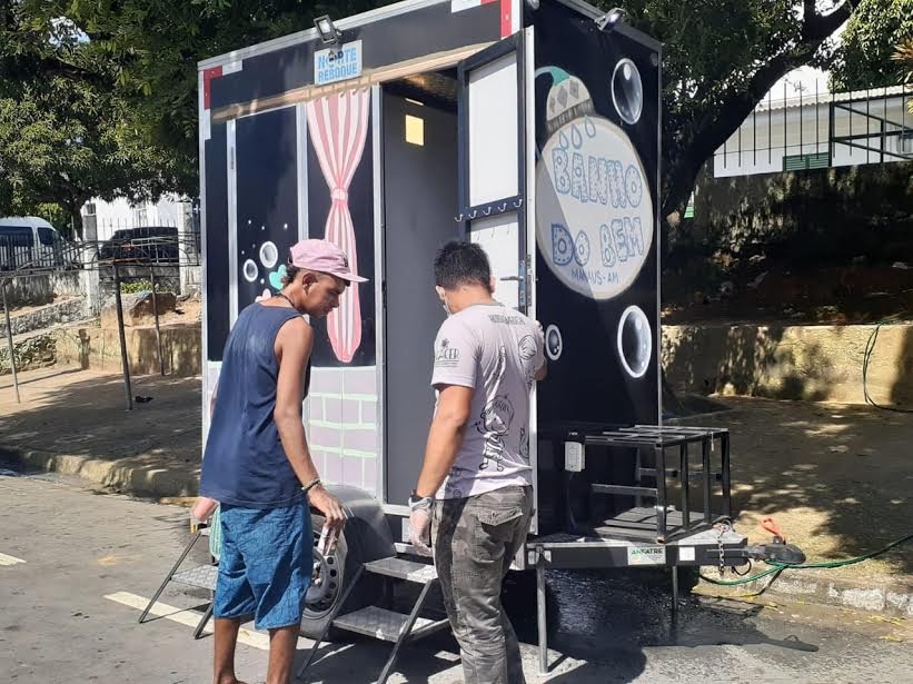 Pessoas em situação de rua recebem ação de higiene e orientação em Manaus