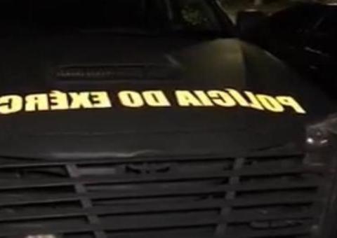 Sargento suspeito de atirar em PM é escoltado até delegacia em Manaus