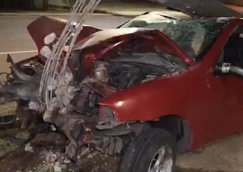 Em Manaus, motorista fica preso às ferragens em acidente violento