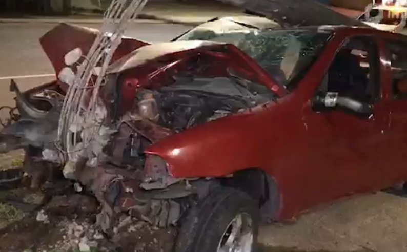 Em Manaus, motorista fica preso às ferragens em acidente violento