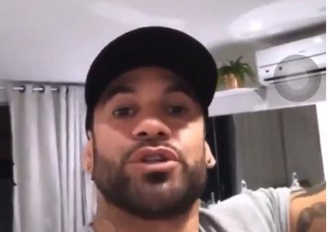 Ex-BBB Hadson manda recado polêmico para Manu e Bruna Marquezine 