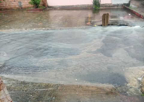 Em Manaus, chuva causa estragos e alaga ruas e casas