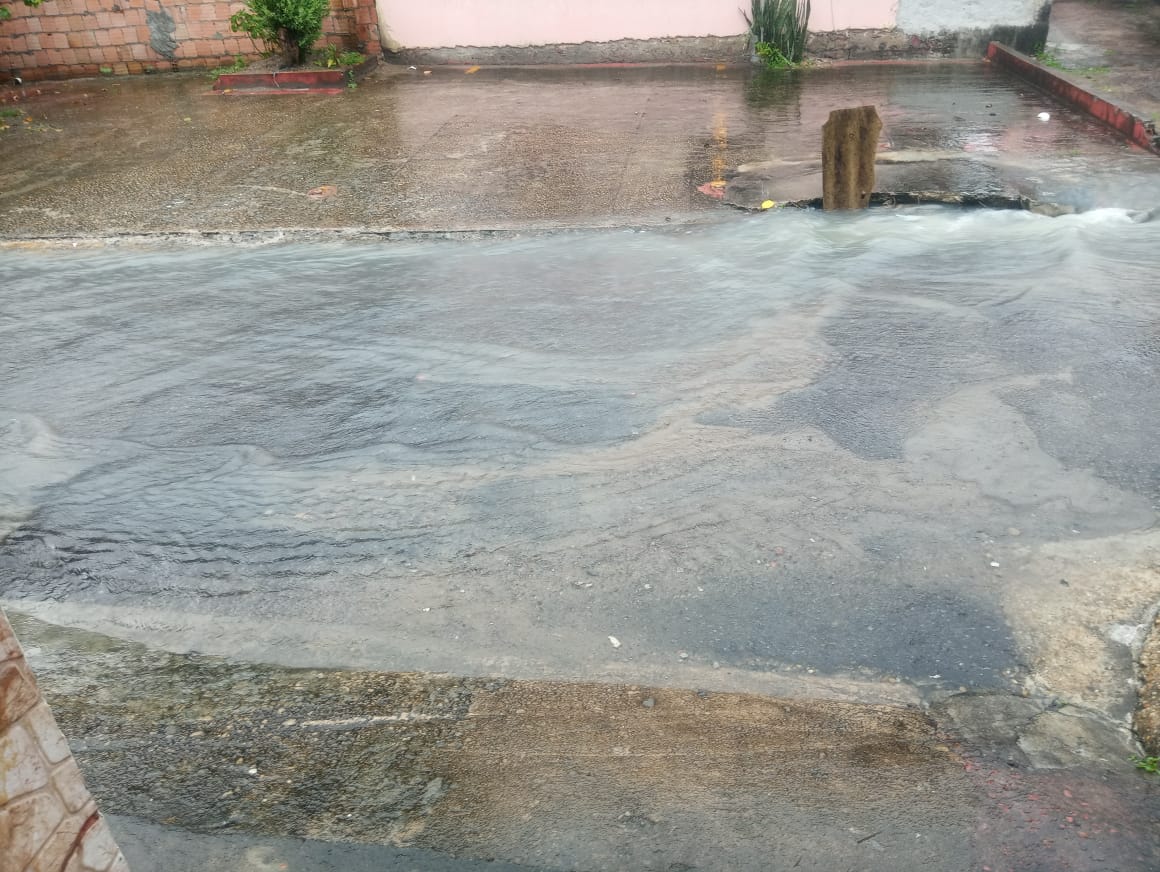 Em Manaus, chuva causa estragos e alaga ruas e casas