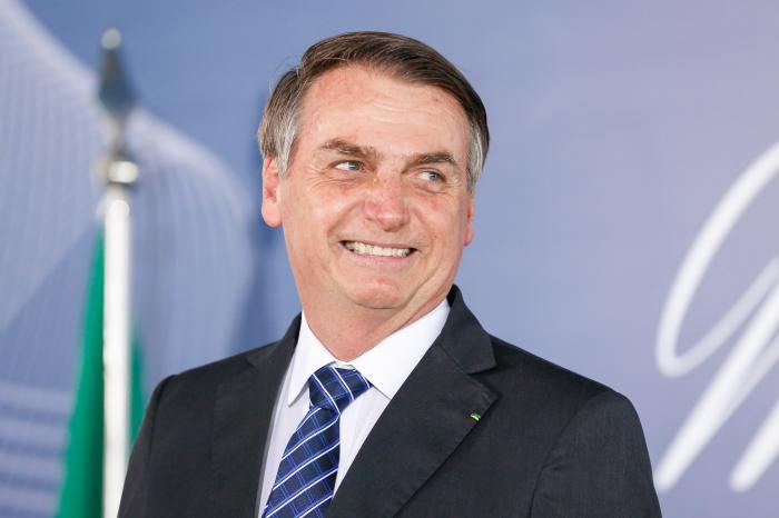 Sem dados, Bolsonaro diz que isolamento pode levar a suicídios e depressão