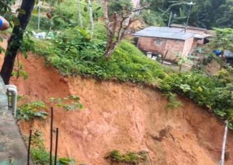 Barrancos deslizam durante tempestade e casas correm risco de desmoronar em Manaus