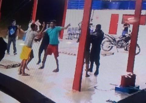 No Amazonas, homens vão aos tapas pra impedir desembarque de passageiros vindos do Pará 