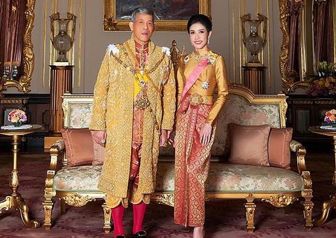 Rei tailandês faz quarentena com 20 mulheres nos Alpes e revolta população