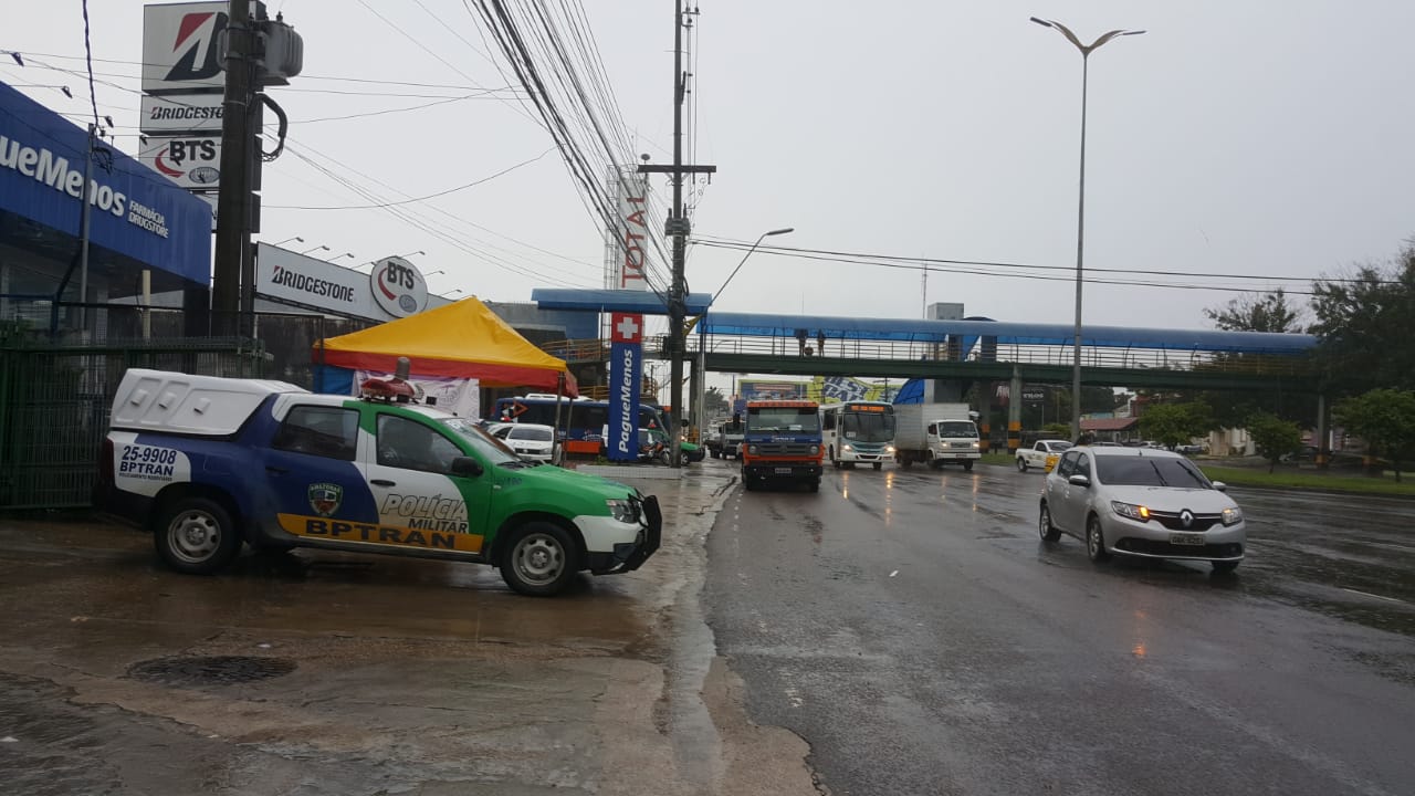 Após proibição e na chuva, empresários fazem carreata em Manaus por fim de quarentena