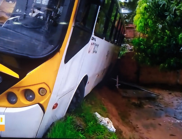 Durante chuva, ônibus perde freio e invade muro de casa em Manaus 