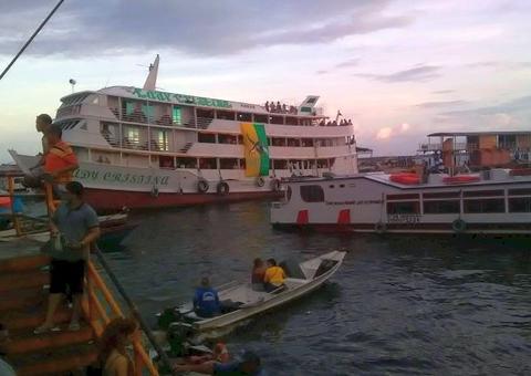 Em nota, governo do Amazonas diz que trabalha para suspender transporte fluvial
