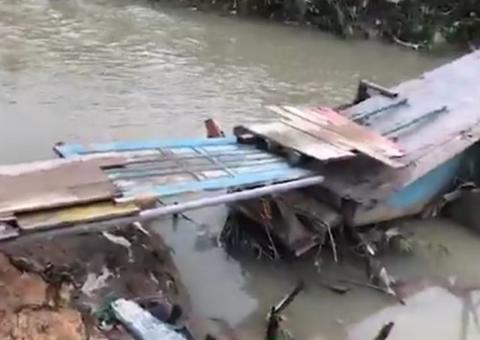 Ponte da feira do Mutirão desaba durante chuva em Manaus 