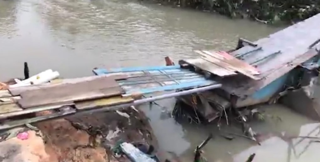 Ponte da feira do Mutirão desaba durante chuva em Manaus 