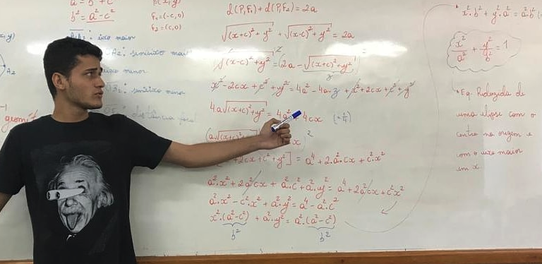 Professor amazonense ensina matemática AO VIVO contando grãos de 1kg de milho de pipoca