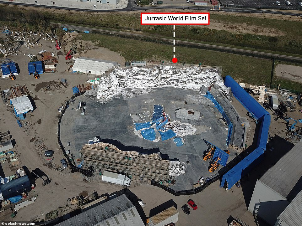 Foto aérea mostra estúdio de Jurassic World - Dominação abandonado