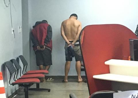 Dupla tenta fugir mas acaba presa com arma e drogas em Manaus