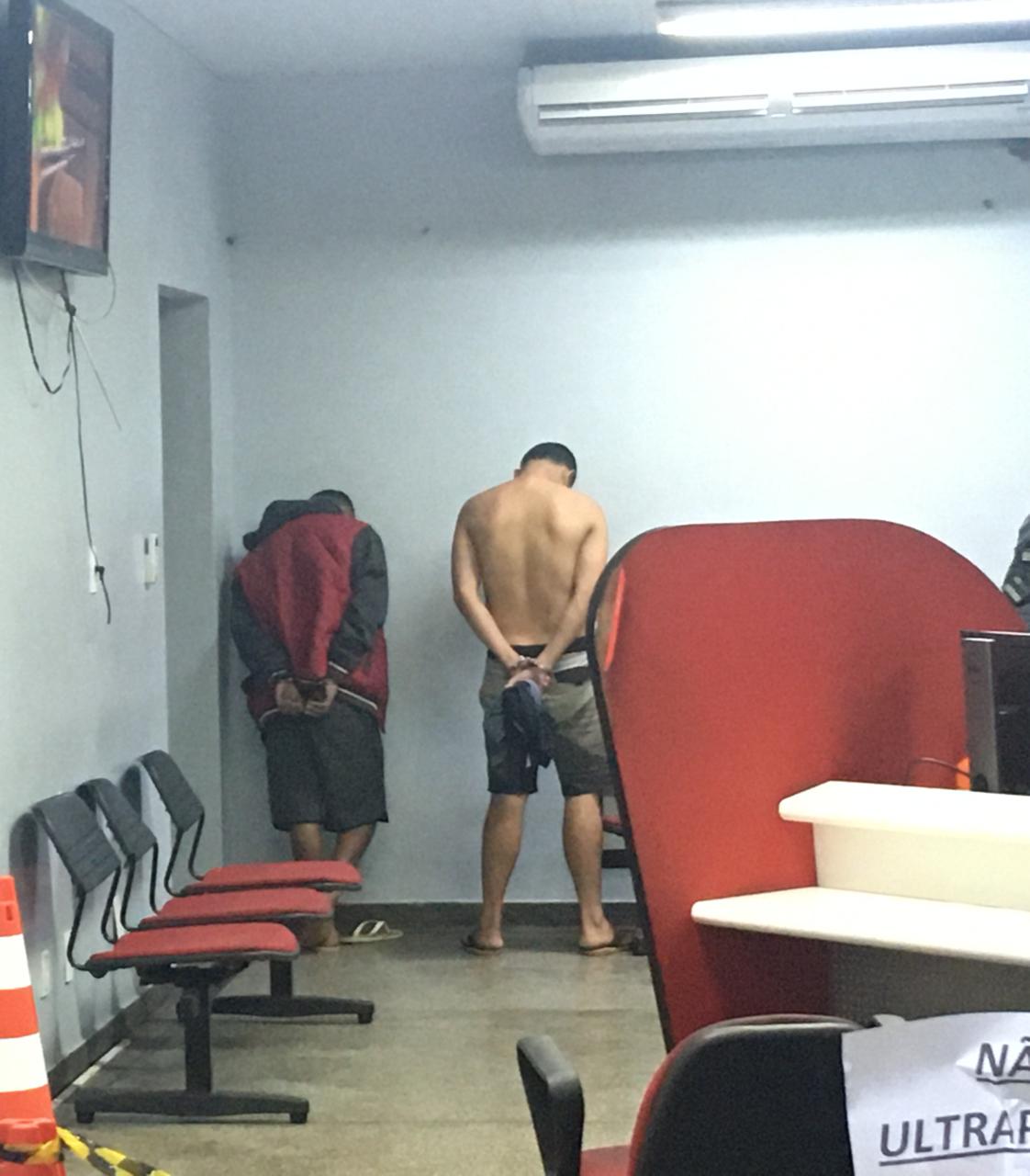 Dupla tenta fugir mas acaba presa com arma e drogas em Manaus