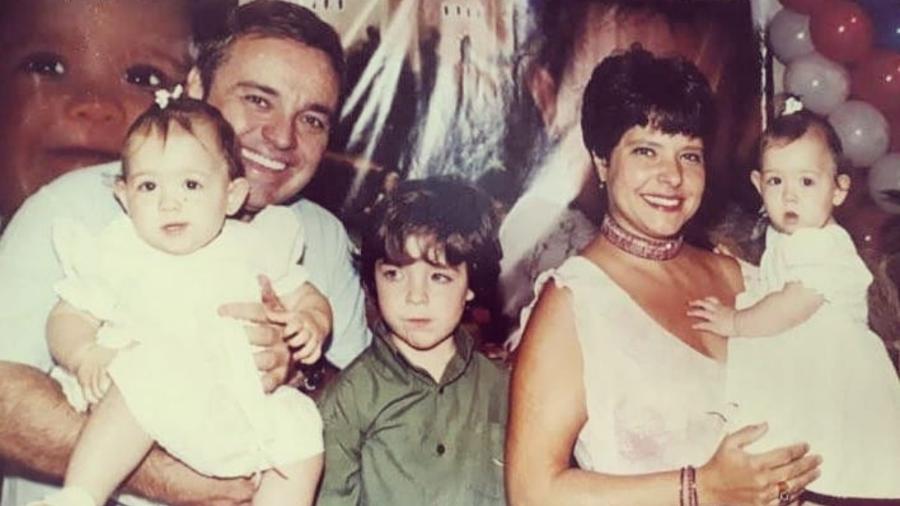 Rose Miriam posta foto na web e relembra momento em família com Gugu