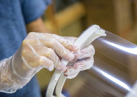 Rede de voluntários doa protetores faciais para o Hospital Delphina Aziz