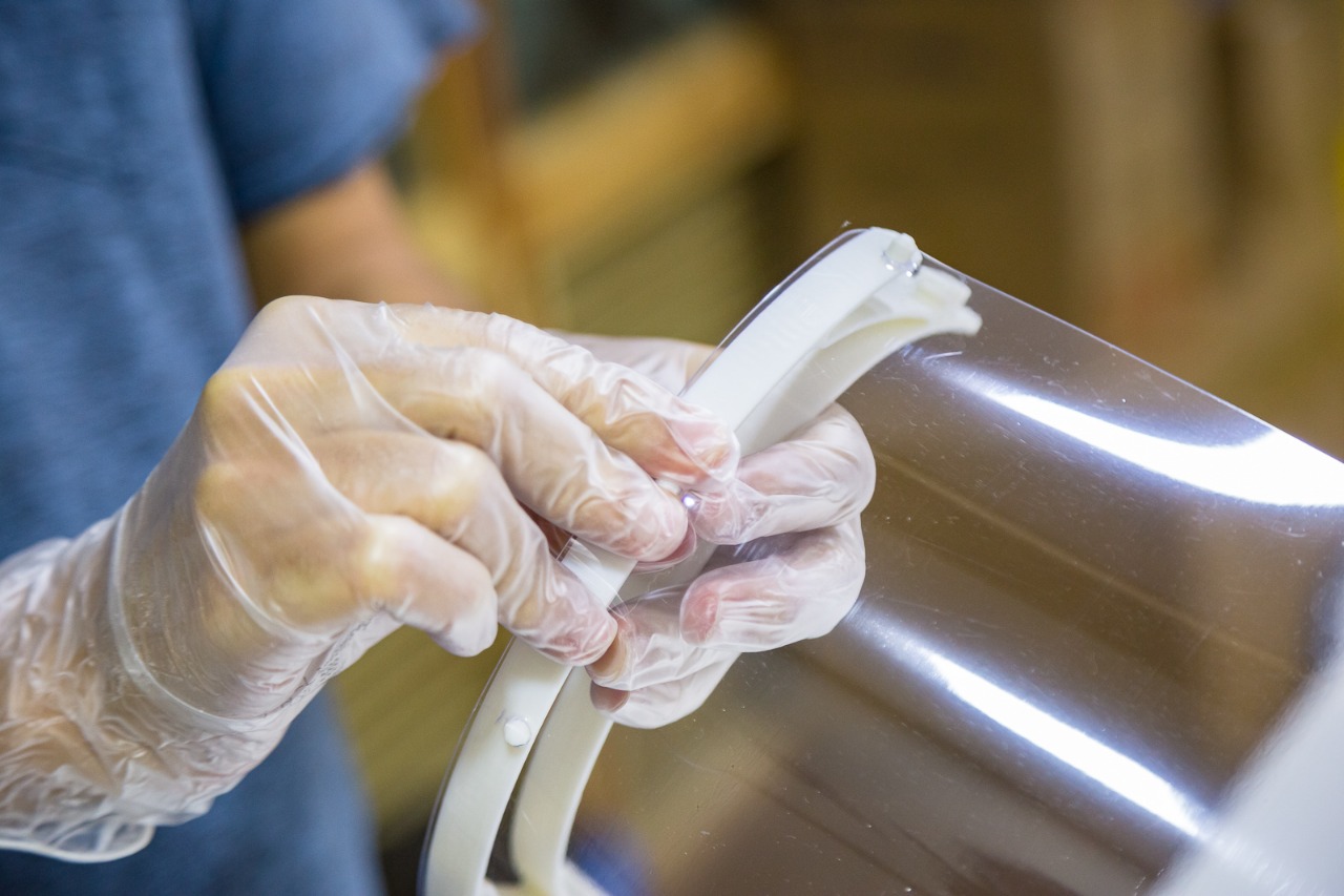 Rede de voluntários doa protetores faciais para o Hospital Delphina Aziz