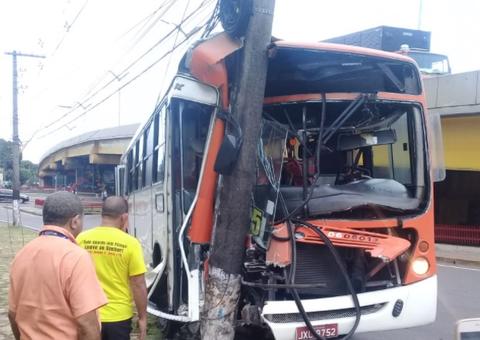 Desgovernado, ônibus fica destruído ao colidir com poste em avenida de Manaus