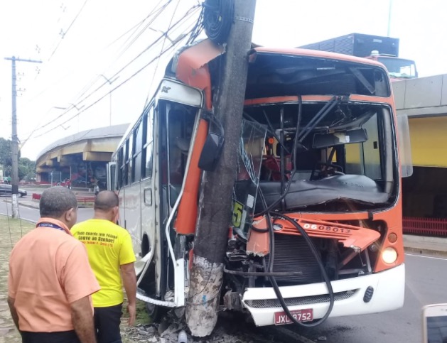 Desgovernado, ônibus fica destruído ao colidir com poste em avenida de Manaus