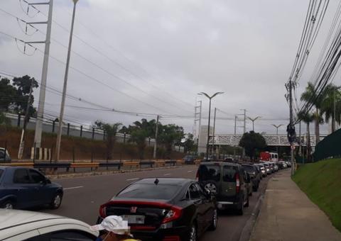 Serviço de drive-thru para vacinação de idosos gera longa fila em shopping de Manaus