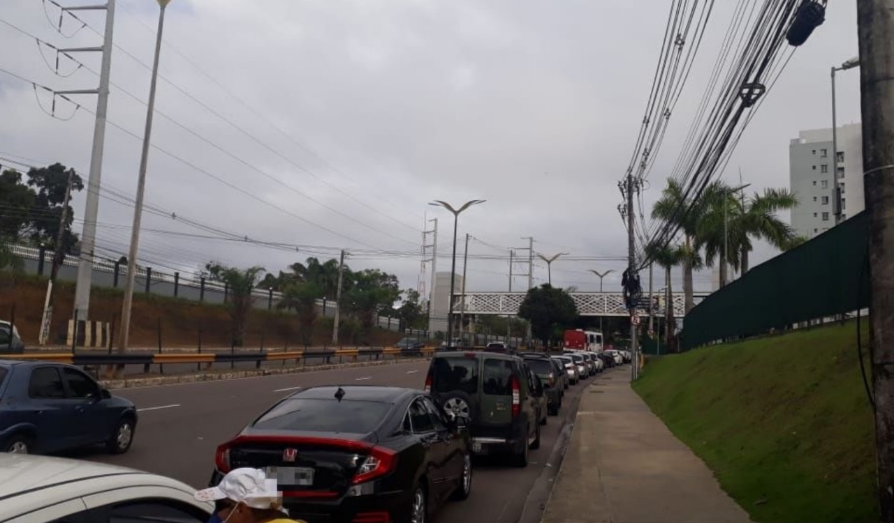 Serviço de drive-thru para vacinação de idosos gera longa fila em shopping de Manaus