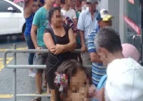 Em Manaus, populares ignoram ordem de isolamento e se aglomeram em fila de banco