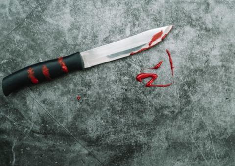 Jovem morre ao ser atacado e ter faca cravada no pescoço em Manaus