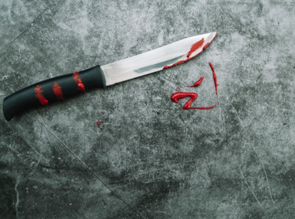 Jovem morre ao ser atacado e ter faca cravada no pescoço em Manaus