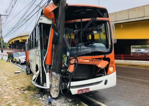 Em Manaus, acidente com ônibus deixa cinco feridos; um em estado grave