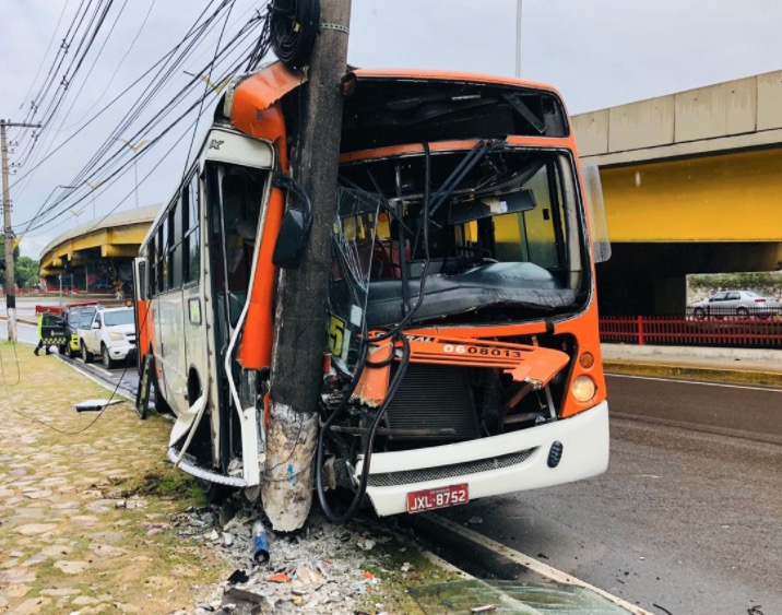 Em Manaus, acidente com ônibus deixa cinco feridos; um em estado grave