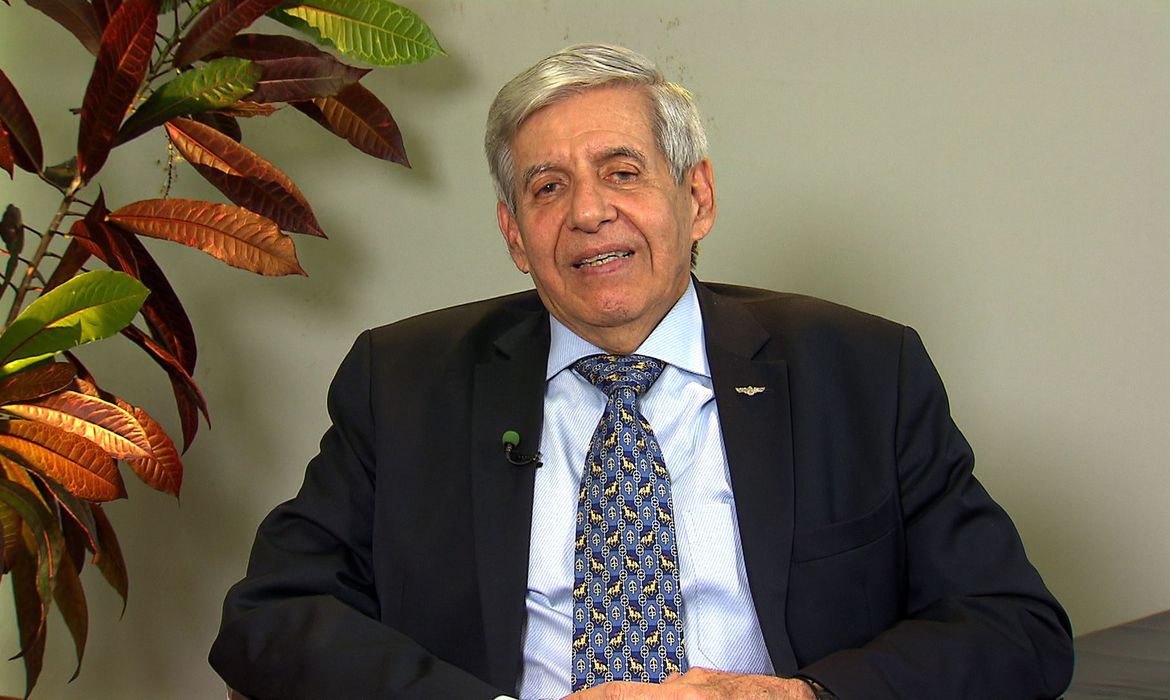 Ministro Augusto Heleno informa que está curado do coronavírus