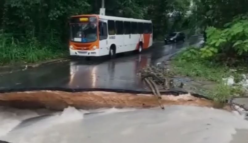 Vídeo: Ponte é levada pela água durante forte chuva em Manaus