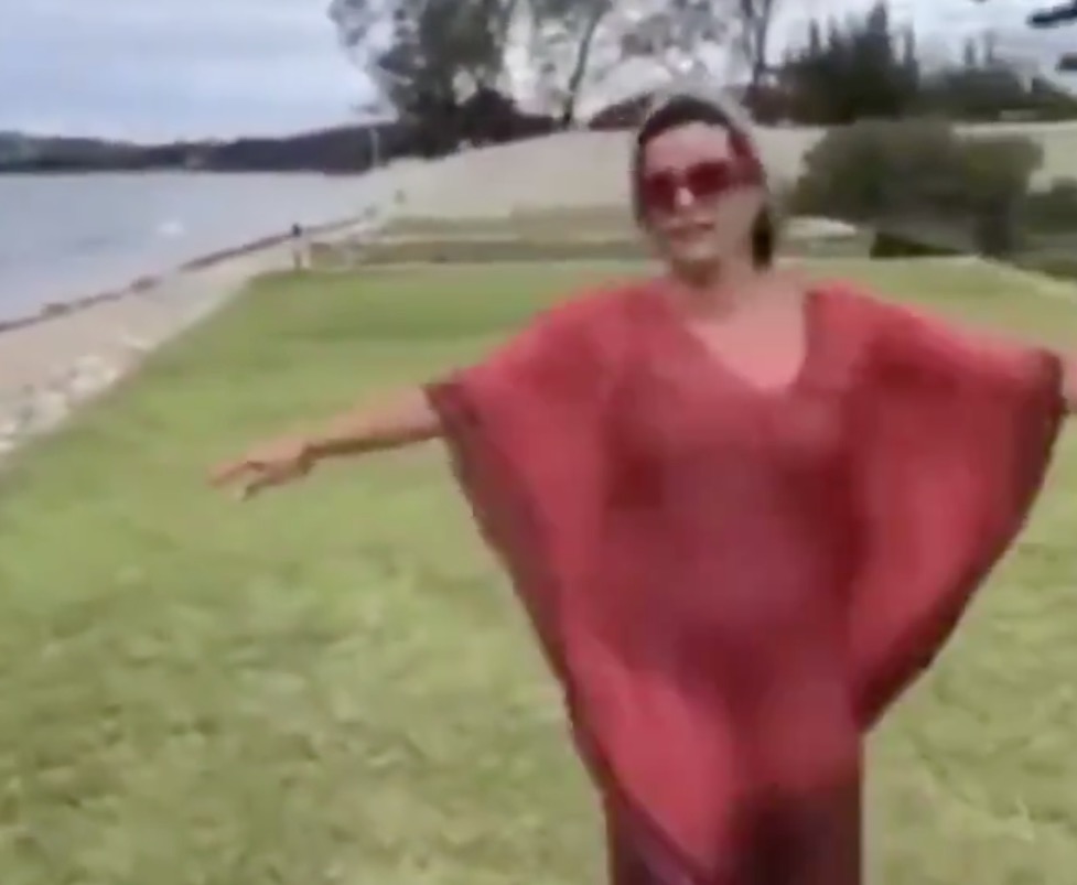 Vídeo de Narcisa sobre coronavírus viraliza: 'árvores, amo seduzir árvores'