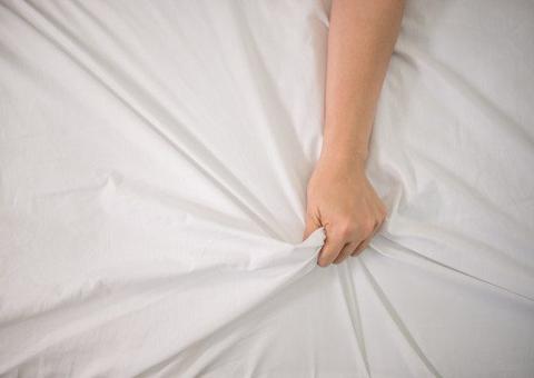 Países recomendam masturbação para evitar coronavírus; Veja outras orientações na hora H