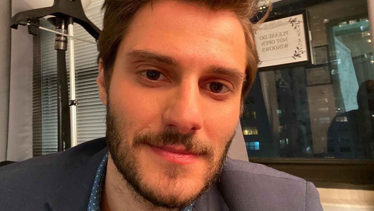 Hugo Bonemer cumpre promessa e posta vídeo pelado na web