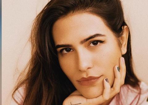 De fio-dental, Antonia Morais sensualiza em fotos à beira da piscina