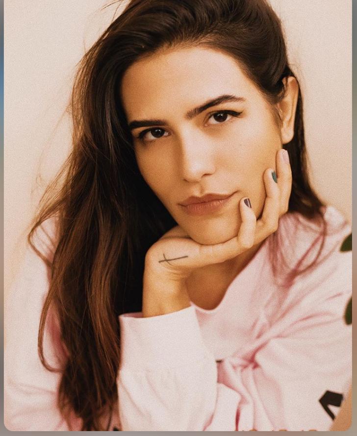 De fio-dental, Antonia Morais sensualiza em fotos à beira da piscina