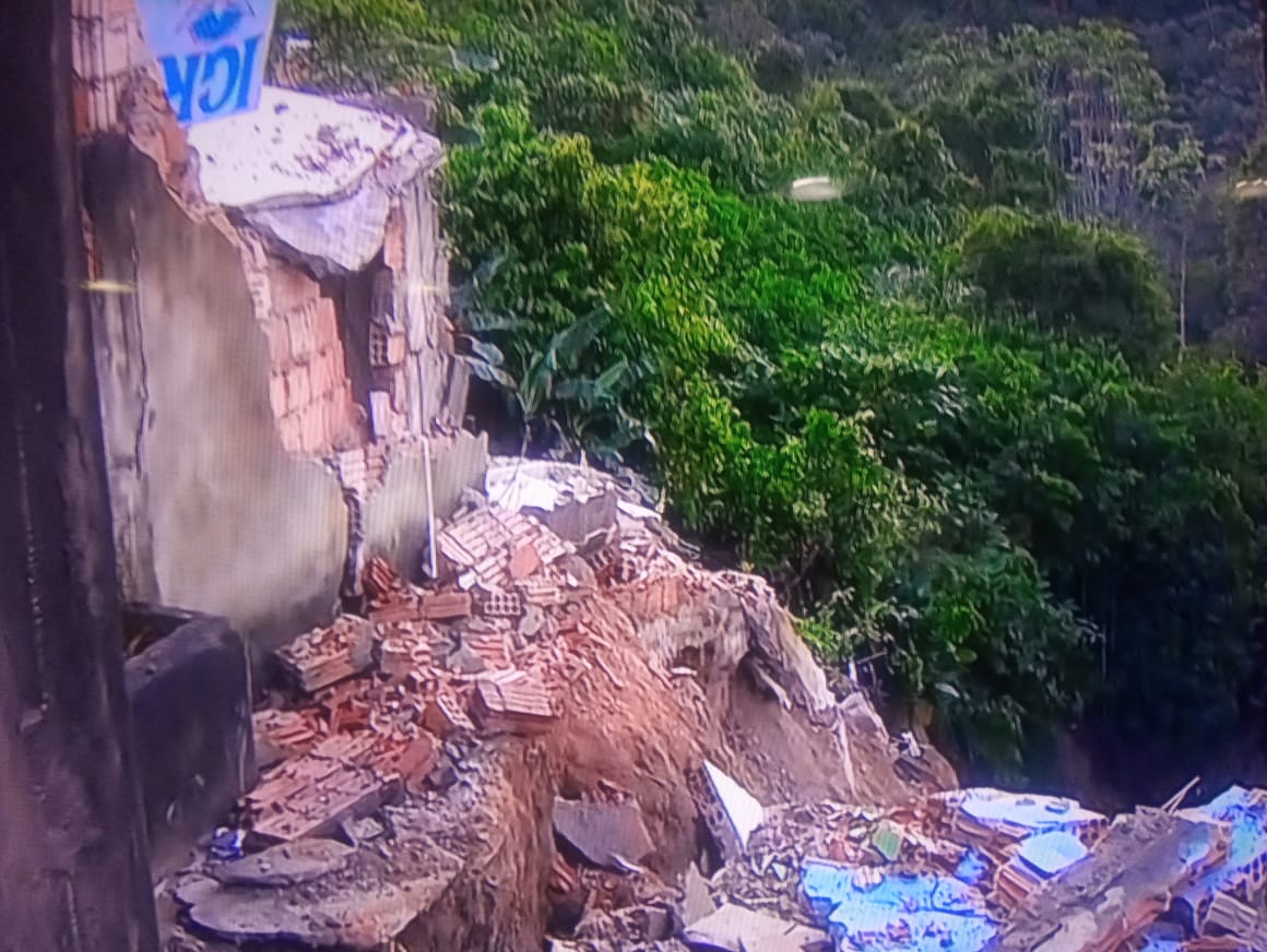Casa desaba em cena desesperadora durante chuva em Manaus; veja vídeo