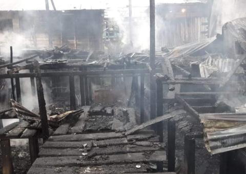 Incêndio engole casas e deixa moradores em pânico no Amazonas 