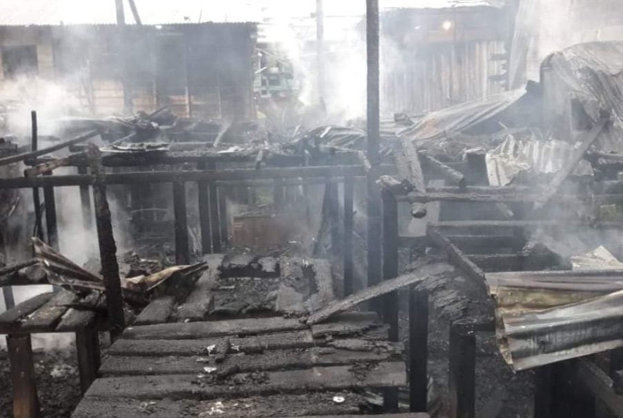 Incêndio engole casas e deixa moradores em pânico no Amazonas 