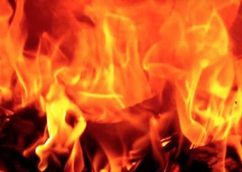 Curto-circuito faz casa pegar fogo em Manaus