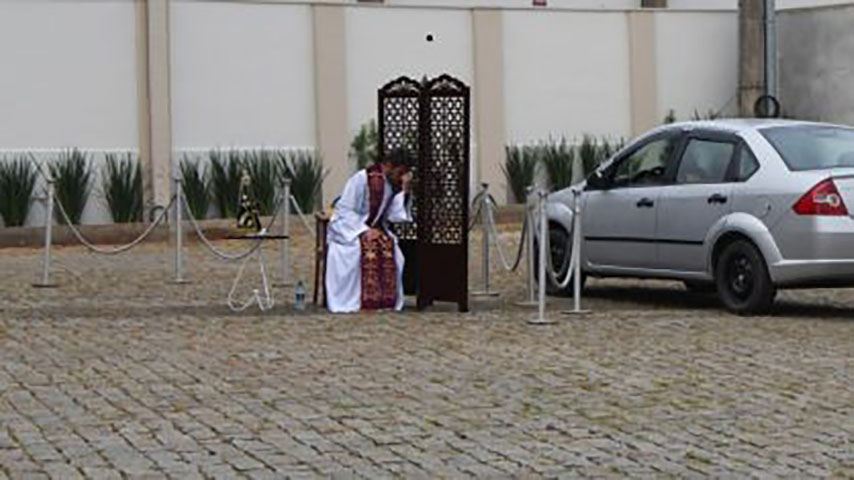 Padre adere ao 'drive thru' e leva confessionário aos fiéis durante isolamento social